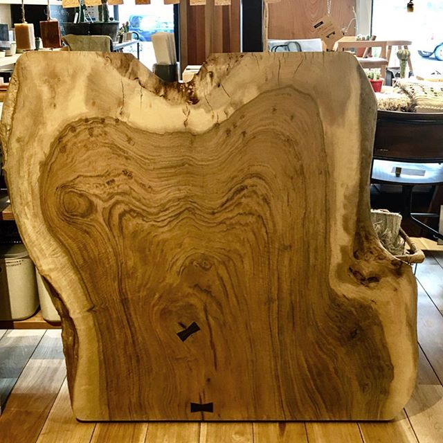 .<br />
◆MUKU-TEN クラロウォールナット一枚板<br />
サイズ:W1,120×D960〜1,000×T67<br />
.<br />
.<br />
希少材クラロウォールナットの一枚板です。<br />
クラロウォールナット特有の美しい杢、そして樹皮を残した無骨さ。味のある一枚です。<br />
正方形ダイニングテーブルにどうぞ。<br />
ハナレ店内にて展示中です。<br />
.<br />
.<br />
︎<br />
#mukuten ☜その他無垢板についてはこちらをCheck!<br />
︎<br />
#無垢一枚板 #一枚板テーブル #ダイニングテーブル<br />
#正方形ダイニングテーブル #クラロウォールナット