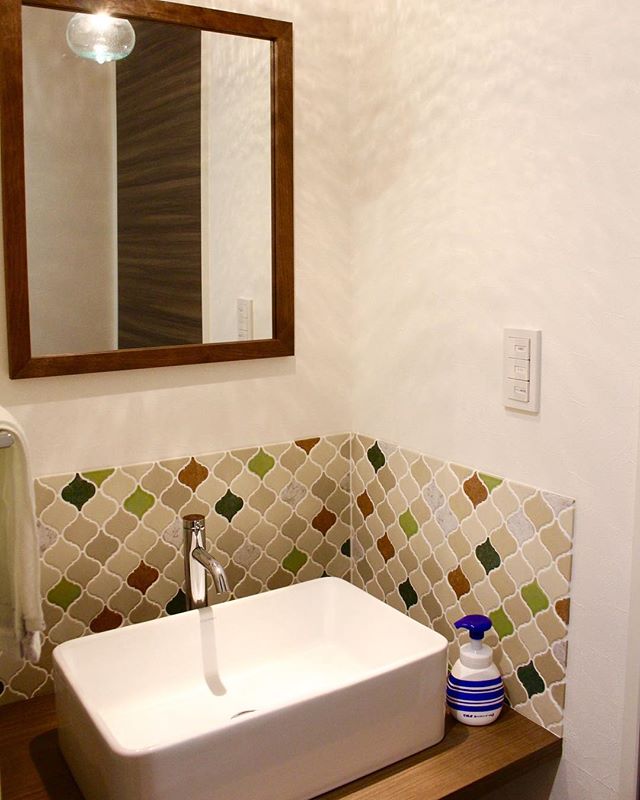 .<br />
タイル使用でナチュラルにまとめた洗面台。<br />
.<br />
#リノベ #リノベーション #洗面台 #洗面 <br />
#タイル #モザイクタイル #コラベル <br />
#kakudai #インテリア #ナチュラル<br />
.<br />
.<br />
.<br />
---------------------------------------<br />
more photos☞@altana_renovation<br />
---------------------------------------<br />
富士市永田67-17 1F<br />
TEL0545-51-8700<br />
<br />
#静岡県 #富士市 の #リフォーム #リノベーション なら #アルタナ へ!<br />
#リフォーム #リノベーション #外装 #エクステリア <br />
#水回り #省エネ #耐震 #施工例 <br />
#家具 #インテリア #インテリアショップ <br />
#コーディネート #アルタナカフェ #altanacafe <br />
#富士市 #ハナレ #hanare #アルタナリノベ