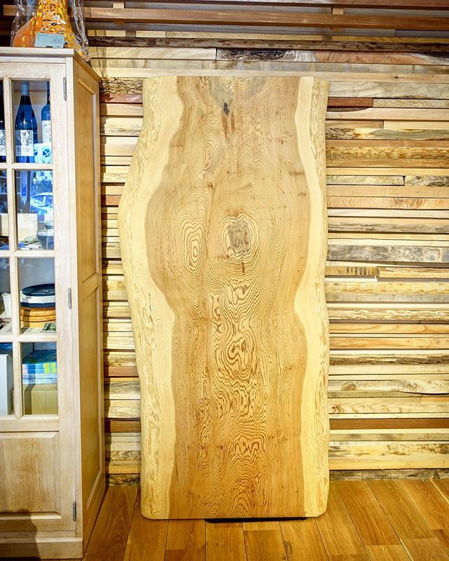 .<br />
◆MUKU-TEN 秋田天然杉<br />
W1,800×D780〜885×T70<br />
¥187,000+tax<br />
.<br />
成長が緩やかなため年輪の幅が狭く均一で、<br />
強度に優れている秋田天然杉。<br />
ダイニングテーブルや、座卓にオススメの一枚です。<br />
.<br />
.<br />
.<br />
#mukuten ☜ハナレにて販売中の無垢板についてはこちらをCheck︎<br />
#杉 #秋田天然杉 #一枚板 #一枚板テーブル #無垢の家具 #インテリア #静岡家具 #一枚板のある暮らし