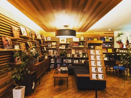 リノベカフェ アルタナカフェ の「或る棚」。