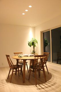 家族が集う丸いダイニングテーブル