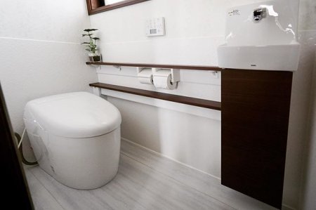 快適さを追求したトイレリフォーム。 床と壁の一部に陶器のパネルを使用