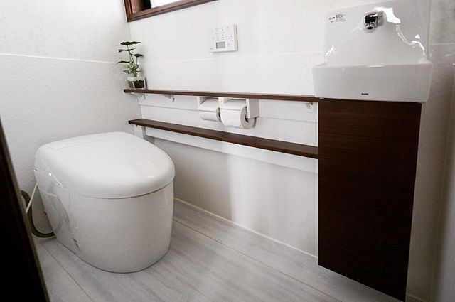 快適さを追求したトイレリフォーム。<br />
床と壁の一部に陶器のパネルを使用し、「抗菌・防臭・防汚・高清掃性」を兼ね備えた快適なトイレに生まれ変わりました。<br />
#富士市リフォーム #トイレリフォーム #リフォーム完了 #TOTO #光触媒 #ハイドロセラ #トイレインテリア #トイレ手洗い<br />
---------------------------------------<br />
more photos→@altana_renovation<br />
---------------------------------------<br />
富士市永田67-17 1F<br />
TEL0545-51-8700<br />
<br />
#静岡県 #富士市 の #リフォーム #リノベーション なら #アルタナ へ!<br />
「これまで」と「これから」を彩るリノベーション、として<br />
リノベカフェ #アルタナカフェ と「部屋を考える店」インテリアショップ #ハナレアルタナ の2店を拠点に<br />
リフォーム・リノベーションのご相談から家具のコーディネートまで、<br />
すべてを一か所で完結できるスムーズな流れのご提案をいたします。<br />
店舗から水回りなどの設備交換、間取り変更や住まいの性能強化まで。 #外装 #エクステリア <br />
#水回り #省エネ #耐震 #施工例 <br />
#家具 #インテリア #インテリアショップ <br />
#コーディネート #altanacafe #富士宮市 #ハナレ #hanare #アルタナリノベ