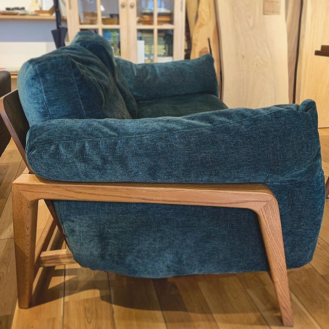 ボリューミーな贅沢ソファ。一度座ると立ち上がりたくなくなります。フェザークッションの威力をぜひ、お試しください！<br />
<br />
展示ソファの張地のありそうで無いニュアンスの美しいブルーグリーンは人気色です。<br />
<br />
冨士ファニチア<br />
nagi Sofa 3Pソファ Oak LP <br />
張地;布Sタイプ<br />
408,000円+ tax<br />
<br />
布Aタイプ〜オイル調革FO<br />
363,000円〜629,000円+ tax<br />
<br />
#冨士ファニチア<br />
#nagisofa<br />
#fujifurniture<br />
#ソファ<br />
#sofa<br />
#家具<br />
#furniture<br />
#インテリア<br />
#interior<br />
#静岡家具<br />
#静岡インテリア