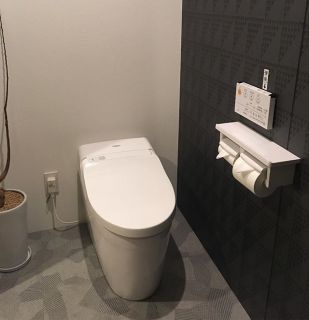 アクセントパネルを使様したトイレの壁面仕上げ。 デザインにこだわった