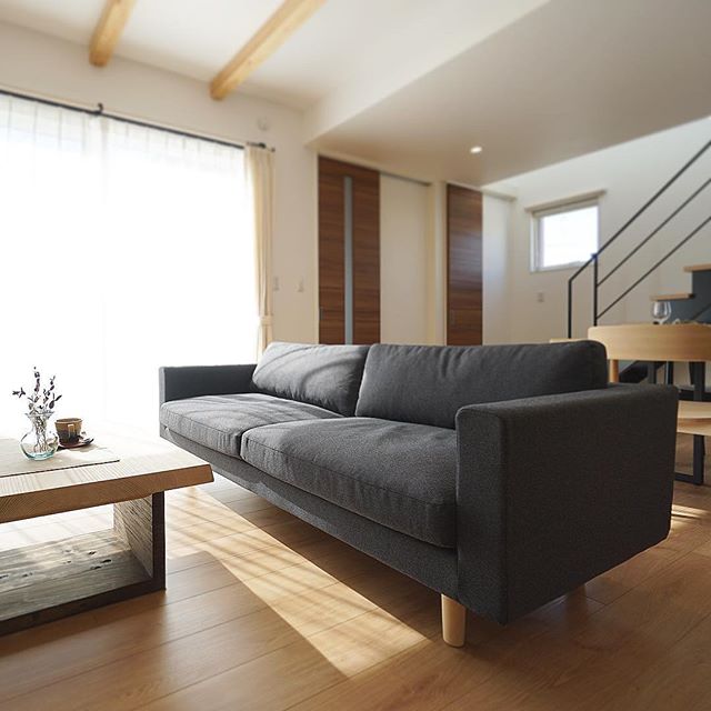 マルニ木工のHIROSHIMA SOFAは、飽きのこないシンプルモダン。高めの座面は、長時間座っても疲れません。<br />
<br />
#マルニ木工<br />
#hiroshimasofa<br />
#ソファ<br />
#sofa<br />
#深澤直人