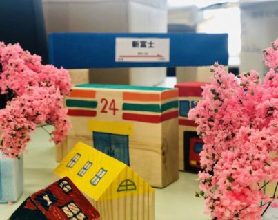 木のお家に絵を描いてみよう！　”まるごとタウン”