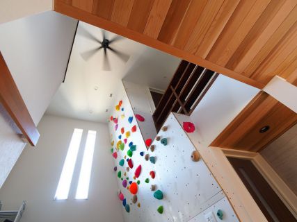 スキップフロアにボルダリングの或る家