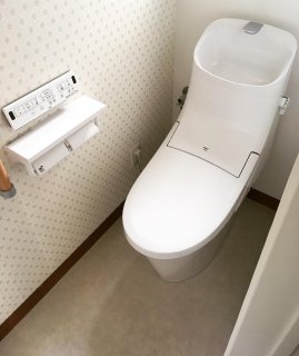 トイレの交換リフォーム。 便器の交換に伴って、壁紙の貼り替えと手すり