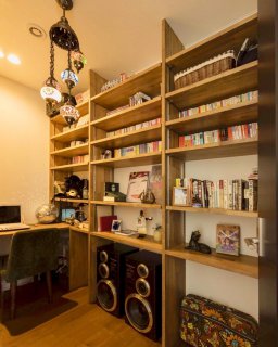 壁一面の本棚、オーディオ、パソコンデスク、オシャレな照明……