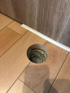 床に空いた穴はなんでしょう！？