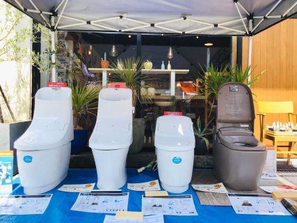 日、インテリアショップHANARE ALTANAの前で…LIXILトイレ展示中！！ .