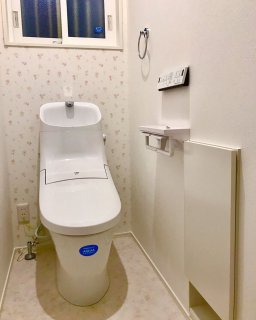 全体を白で統一した 清潔感のあるトイレ空間。