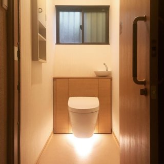 フローティングデザインのトイレにリフォーム。 便器が浮いているので床