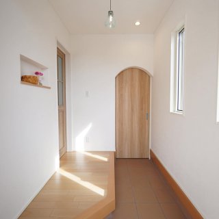 ﻿ 扉と照明とニッチと。﻿ ﻿ ﻿ 玄関扉を開くと”可愛い”の詰まった空