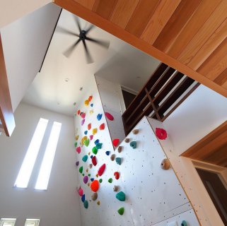 カラフルな石。  大きな吹き抜けにはお家のアクセントとなるボルダリングウォールが。