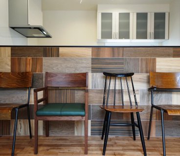 あえてひとつずつ違う椅子を選ぶのもオシャレ  どの椅子も木目を基調としていて、一枚板に合いますね️