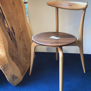 華奢で繊細なシルエットの「OR-02チェア」