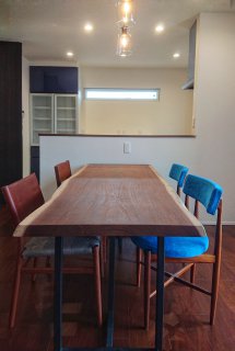 天然木一枚板テーブル　ウェンジ　二世帯住宅の家　【HIBIKI富士】