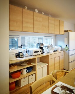 家電やツールがきちんとマッピングされたキッチン収納。