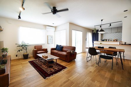 海外風、カフェ風なお家。 窓が沢山あり、光も十分ですね♪