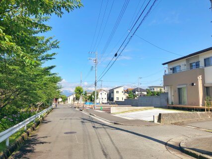 LivingDガーデン富士見台30区画　歩道ある新緑の分譲地