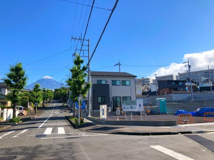富士山の見える銀杏(イチョウ)通りの分譲地