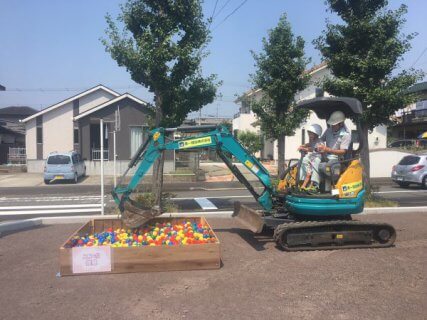 ユンボに乗って記念写真！　　【HIBIKI富士店】