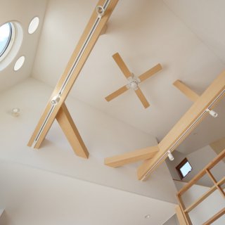 リビングの吹き抜け　かわいい丸窓たちと天井のシーリングファン【HIBIKI本社富士店】