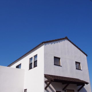 「白が映えるお家」この見た目で性能も抜群