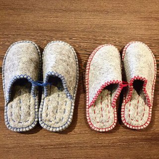 ステッチが可愛いフェルトスリッパ サイズ違いでお揃いのモンゴル産フェルトスリッパは肉厚でしっかりとしたつくり。