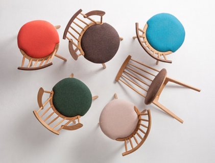 無垢材の温かみと優しい丸みのシルエット、POPなカラーバリエーションのチェア。