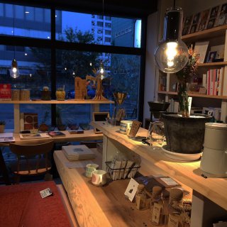 ︎ 夕暮れ時の店内 あたたかな灯りと