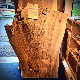 イングリッシュウォールナット一枚板。 比較的よく流通している