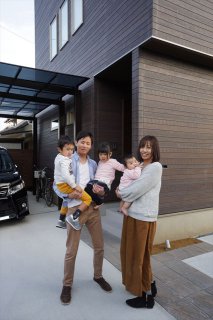 築2年の幸せとウォールナットのムク床板。【藤枝支店】