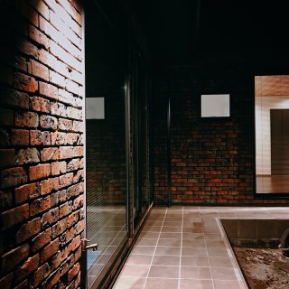 夜のブルックリンスタイルの家