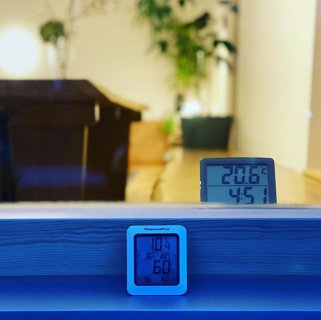 . 気温が急激に下がる冬場の 夕刻。 窓の近くが一番暖かい。 五感に響くミライの家。 #無暖房 #heat20g3 #bessoaltana #hibikithemirai #高気密高断熱 #気温10度 #室内温度20度 #日射を取り入れ熱を逃がさない窓 #ユニルクス #あったか窓 #窓際 #窓辺 #Window #HIBIKIの家 #livingd #健康住宅 #マイホーム計画 #別荘 #富士山が見える場所 #ロングライフデザイン #静岡 #富士市