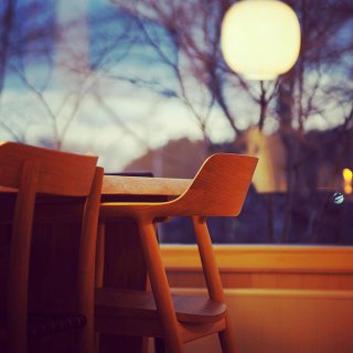 ミライの家の家具は、 @hanare_altana セレクト。 国内で丁寧につくられた、美しいデザインと肌触りの良い木の家具達 ロングライフな日本の家具を体感ください。