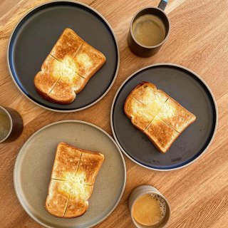 ☕︎Good morning バルミューダトースターで朝食を。 最高の香りと食感を実現する感動のトースターで窯から出したばかりの焼きたてを味わえます。 Besso ALTANAでは暮らしを楽しむ提案を発信。まずはバルミューダ トースターの焼きたてトーストを楽しみませんか？ この週末 21(土)22(日) 食パンをご用意いたしました。 「最高の香りと食感」をぜひお試しください。 , 週末の営業時間は 12/21(土) 10:00-18:00 12/22(日) 10:00-18:00 (予約不要・試食無料) , #一枚板 #ダイニングテーブル #マルニhiroshima #北海道水楢 #富士市 #アルタナ #ハナレアルタナ #livingd #第一建設 #HIBIKIの家 #themirai #ロングライフデザイン #新築一戸建て #別荘 #分譲地 #goodmorning #breakfast#cookingram#パン #珈琲#器#hasamiporcelain #暮らしを楽しむ #バルミューダトースター