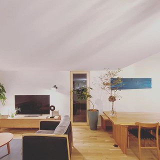 . 家具で仕切る ラグで仕切る 天井高で仕切る ミライの家のリビングダイニング bessoALTANAは、年内12/26(木)27(金)(25水休み)まで予約体感見学受付ています。 ご予約は @besso_altana プロフィールHPリンク予約フォーム またはダイレクトメッセージで受付ています。 お気軽にどうぞ！ 2020年新年1/4〜営業スタートいたします。 #リビング #ダイニング #インテリアデザイン #インテリア家具 #クヴァドラ #バングアンドオルフセン #マルニコレクション #冨士ファニチア #ルイスポールセン #一枚板 #ソファ #北海道水楢 #オーク #無垢材 #自然素材 #木の窓 #hibikithemirai #hibikiの家 #トリプルガラス #漆喰クロス #モデルハウス #マイホーム計画 #別荘 #アルタナ #altana #富士市 #静岡