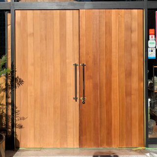 ︎ ハナレ入口のレッドシダー無垢材のメンテナンスを行いました！