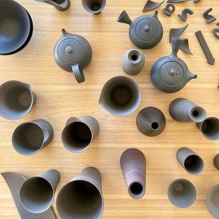 はじまります。

MUKU ten.×器のしつらえ展
table3.『暮らしに花器を。』
2020/2/1（sat）〜3/1（sun）

本日は作家のお二人が来場し
搬入からしつらえまで行いました。

写真は藤井ノゾミさんの作品
@nozomifuji 
作品の展示販売をおこないます。

ロングライフを提案する
Besso  ALTANAの企画展へ
ぜひ。

お問い合わせはＤＭ
又は0545-67-3939へ

#ハナレアルタナ
#mukuten 
#一枚板
#ミズナラ
#企画展
#exhibition
#ベッソアルタナ
#器展
#二人展
#木工作家
#小端吾郎
#陶芸作家
#藤井ノゾミ
#自然素材
#器好き
#静岡県
#富士市
#静岡イベント
#富士市イベント
#OPENHOUSE
#ギャラリー
#家づくり
#暮らし