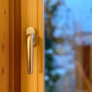 木々が激しく揺れる 悪天候の夕方 トリプルガラス窓の 防音性を体感しました 優れたエネルギー効率と 省エネや防音性の実現 御家族との穏やかな時間を守ります。 Besso ALTANAは 火•水定休日となります。 お問い合わせはDM 又はお電話でお願いいたします。 #体感#五感#美しさ#心地よさ #ユニルクス #木製窓 #ドイツ @maruni_official @fuji_furniture_1959 @kvadrattextiles #窓#夕方#暖かい家#いえづくり #暮らし#心地よい暮らし #リビングインテリア #パッシブデザイン #デザイン #HIBIKIの家 #一枚板 #漆喰 #サワラ @livingd_works_daiichikensetsu @livingd_kibaco_03 #マイホーム計画中 #openhouse #富士市 #静岡 #別荘