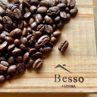 冷たい雨の日は ゆっくりと珈琲を楽しむ リビングに広がる 音楽と香りが心地よい時間 最上級のロングライフ　 性能・間取り・外観・家具・インテリア ぜひBesso ALTANAでご体感ください。 お問い合わせは インスタグラムDM 又は ☎︎0545-67-3939へどうぞ。 #珈琲 #珈琲豆 #珈琲のある暮らし #暮らしを楽しむ @besso_altana #雨の日 #モデルハウス #ロングライフ #マルニ木工 #フジファニチャー #マスターウォール #クヴァドラ #無垢材 #一枚板 #ダイニングテーブル #家具コーディネート #インテリアコーディネート #静岡#富士市#家づくり