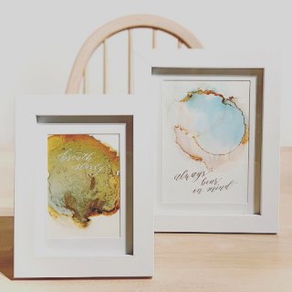 1/19日『アルコールインクアート』ワークショップ 会場は、アルタナの別荘 @besso_altana ご予約残席3名となりました！ 『変化する表情を楽しもう！アルコールインクアート』 いま海外で「Fluid（流動） Art」の一種として人気を集め、 日本でも広まりつつあるアルコールインクアートWSを開催です！ 講師は、前回大好評でした、大人気講座「モダンカリグラフィー」を開催する @mashiro_plus のお二人です。 アートはハードルが高そうに思えますが、これは 色を選ぶ⇒アルコールにインクをのせ⇒広げる。 乾いたら出来上がり！！作業に難しいことはありません。 ただインクなどの材料をそろえるのが大変なだけ。 そこは先生が準備してくださいます。 体験できるチャンスをお見逃しなくー♪ 「アートのある暮らし始めませんか。」 特別サービス︎ご希望の方には完成したアートに モダンカリグラフィーで好きな言葉を添えさせていただきます♪ 日時: 2020.1.19(日) ①10:00 〜12:00(残席2名) ②13:00〜15:00(残席1名) ※ご希望のお時間を DM にてご連絡下さい 定員: 各回