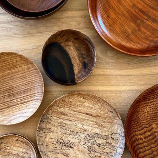 はじまります。

MUKU ten.×器のしつらえ展
table3.『暮らしに花器を。』
2020/2/1（sat）〜3/1（sun）

本日は作家のお二人が来場し
搬入からしつらえまで行いました。

写真は小端五郎さんの作品
@kobashi_urushikogei

作品の展示販売をおこないます。

ロングライフを提案する
Besso  ALTANAの企画展へ
ぜひ。

#ハナレアルタナ
#mukuten 
#一枚板
#ミズナラ
#企画展
#exhibition
#ベッソアルタナ
#器展
#二人展
#木工作家
#小端吾郎
#陶芸作家
#藤井ノゾミ
#自然素材
#器好き
#静岡県
#富士市
#静岡イベント
#富士市イベント
#OPENHOUSE
#ギャラリー
#家づくり
#暮らし