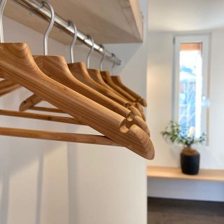 オープンクローク オープンにしたことで お客様も気兼ねなく使え 空間も広がりを感じます。 五感に響く心地よい家 ぜひ体感ください Besso ALTANAは 火•水定休日となります。 お問い合わせはDM 又はお電話でお願いいたします。 ☎︎0545-67-3939 #玄関 #土間 #クローク #ハンガーラック #オープンクローク #暮らし#間取り #心地よい暮らし #グリーンのある暮らし #リビングインテリア #パッシブデザイン #デザイン #HIBIKIの家 #木製窓 #漆喰 #ルイスポールセン #マスターウォール #フジファニチャー #マルニ木工 #クヴァドラ @livingd_works_daiichikensetsu @livingd_kibaco_03 #マイホーム計画中 #間取り相談 #openhouse #富士市 #静岡