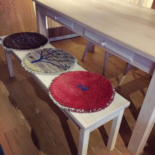 ︎ 遊牧民の女性が織ってきた織物 ギャッベは、見るからに暖かそうですが、実は夏にも使えるのです！ ギャッベ自体が熱を持たずサラッとしていて、吸湿性に優れたウール100%だからです。 ぜひ一年中お使いください！ ・ 【BAHAR】 丸ギャッベ 各 ¥8.000+税 ・ 本日1/13(月) 17:00まで営業しております。 ・