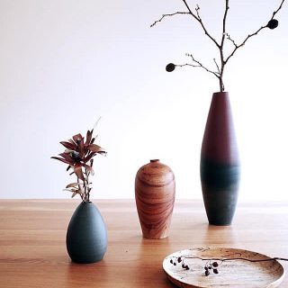 企画展お知らせ

インテリアショップHANARE ALTANAプロデュースの企画展第3弾を富士市富士見台のBesso ALTANAモデルハウス「HIBIKI the MIRAI」にて開催いたします。

モデルハウスの部屋にしつらえた、暮らしに溶け込む花器を中心に。

木と土…自然素材の魅力を生かし、引き出しながら、独自のフォルムを生み出すふたりの造形にご注目ください。 ▼

MUKU ten.×器のしつらえ展　
Table3.「暮らしに花器を。」 木と土、ふたりの造形
ー 小端吾郎 と 藤井ノゾミー
@besso_altana 
無垢一枚板テーブル #mukuten のある暮らしにしつらえる、「花器」。 静岡県を拠点に活動する木工作家・小端吾郎と陶芸作家・藤井ノゾミ @nozomifuji の二人展を開催いたします。 ▶︎企画展情報更新中◀︎
@hanare_altana 
会期:2/1(土)〜3/1(日)
定休日:(火)・(水)・2/2(日)・6(木)・22(土)

会場:Besso ALTANA
富士市富士見台5-2-1
tel.0545-67-3939 ✴︎器の展示販売いたします✴︎ 【作家在廊日】※変更する場合あり。
■小端吾郎:2/2(日)以外の日曜日
■藤井ノゾミ:2/22(土)以外の土曜日

写真は「MUKU ten.北海道産ミズナラ一枚板テーブル」
✴︎ #ハナレアルタナ
#mukuten 
#一枚板
#ミズナラ
#企画展
#exhibition
#ベッソアルタナ
#器展
#二人展
#木工作家
#小端吾郎
#陶芸作家
#藤井ノゾミ
#自然素材
#器好き
#静岡県
#富士市
#静岡イベント
#富士市イベント
#OPENHOUSE
#ギャラリー
#家づくり
#暮らし