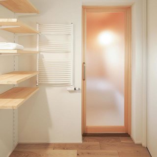 1日の終わりに ゆったりと過ごすお風呂 2階に配置された間取りが お客様から好評です。 お問い合わせはDM 又はお電話でどうぞ。 ☎︎0545-67-3939 #2階お風呂#間取り #温水パネルヒーター #体感#五感#美しさ#心地よさ #マイスター #マイスター住宅 #お風呂#癒しの時間 #暮らし#心地よい暮らし #リビングインテリア #パッシブデザイン #デザイン #HIBIKIの家 #一枚板 #ユニルクス #木製窓 #漆喰 #サワラ @livingd_works_daiichikensetsu @livingd_kibaco_03 #マイホーム計画中 #富士市イベント #openhouse #富士市 #静岡 #別荘